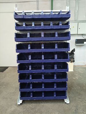 Установлен двухсторонний стеллаж для пластиковых лотков SORTEX